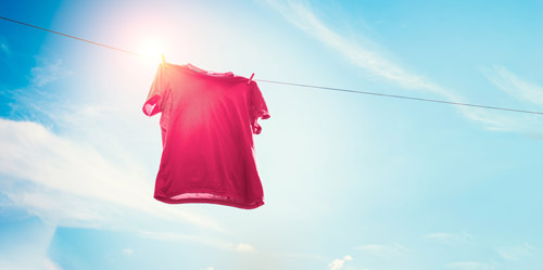 Rotes T-Shirt auf einer Waescheleine