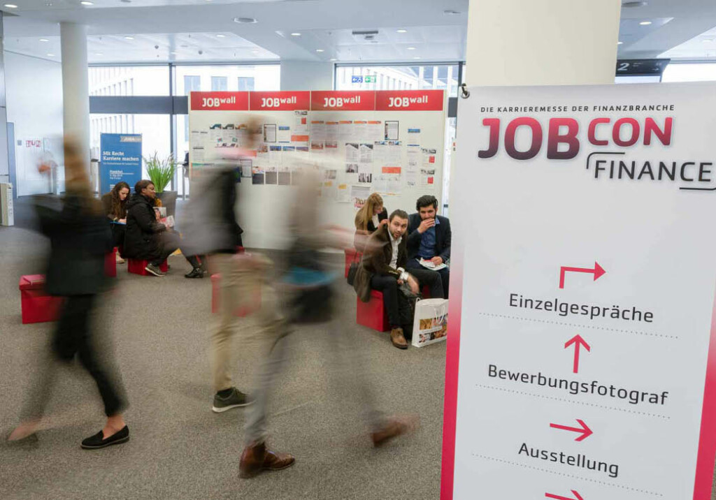 Einlassbereich - Messebesucher der Karrieremesse Jobcon Finance in Frankfurt
