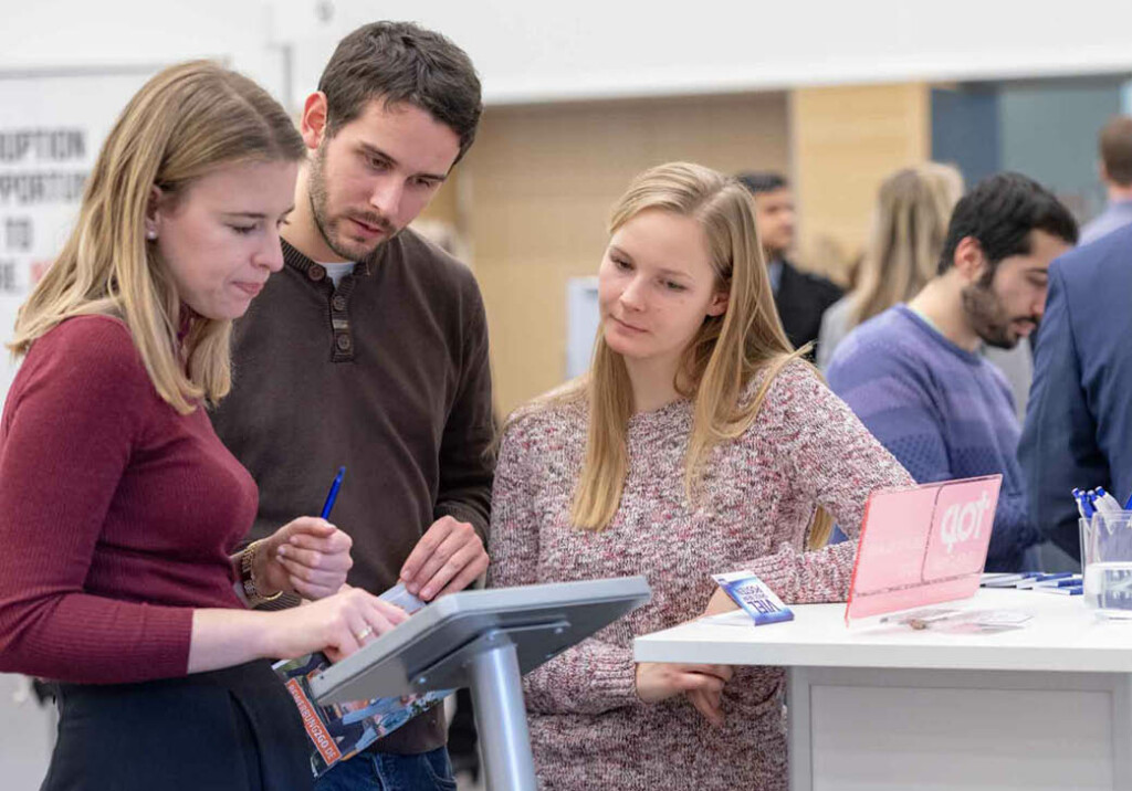 Absolventen am Messestand, meet@ Campus-Karrieremesse