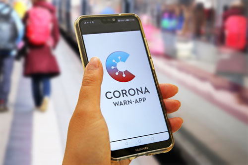 Corona App auf dem Mobiltelefon. Was sagen Datesnchutz und Verfassungsgericht?