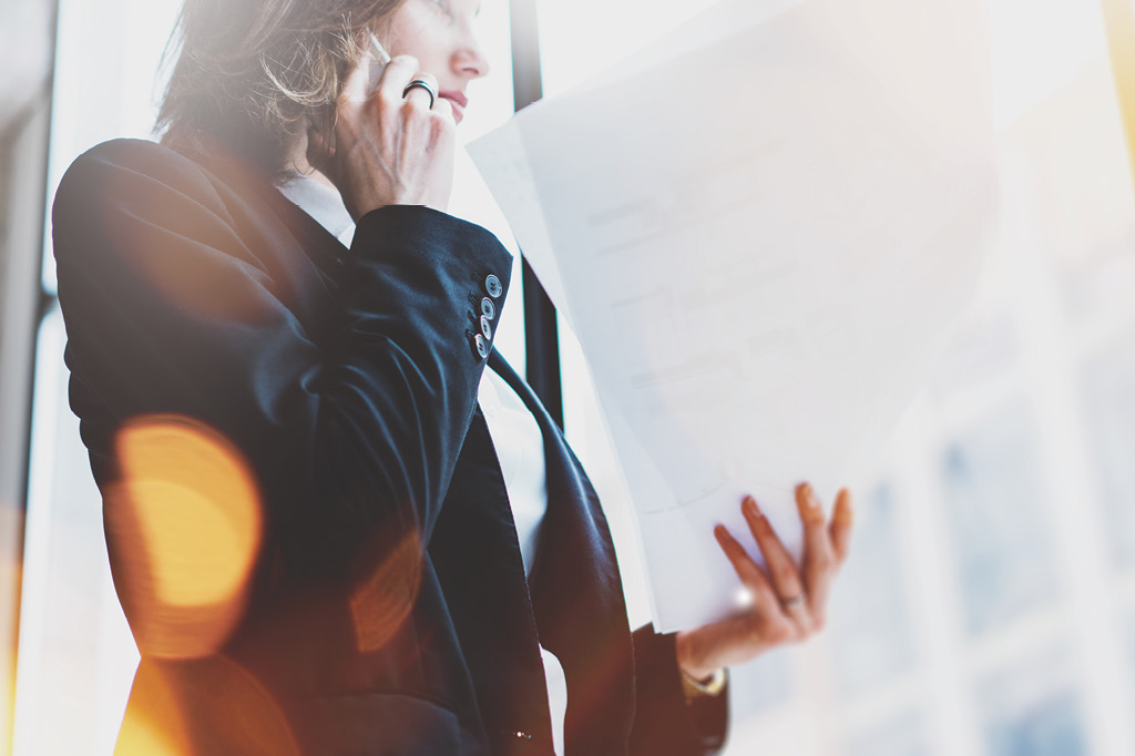 Frauen im Businessoutfit am Telefon