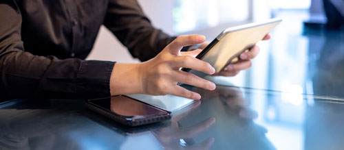 Teilnahme an Online Karrieremesse mit Tablet