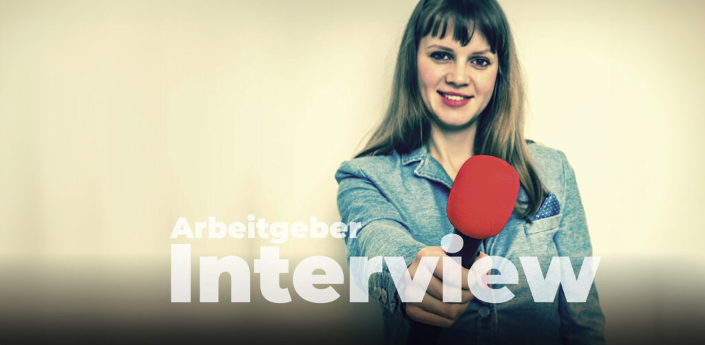 Arbeitgeberinterview IQB Karrieremagazin | junge Frau mit Mikrophon in der Hand