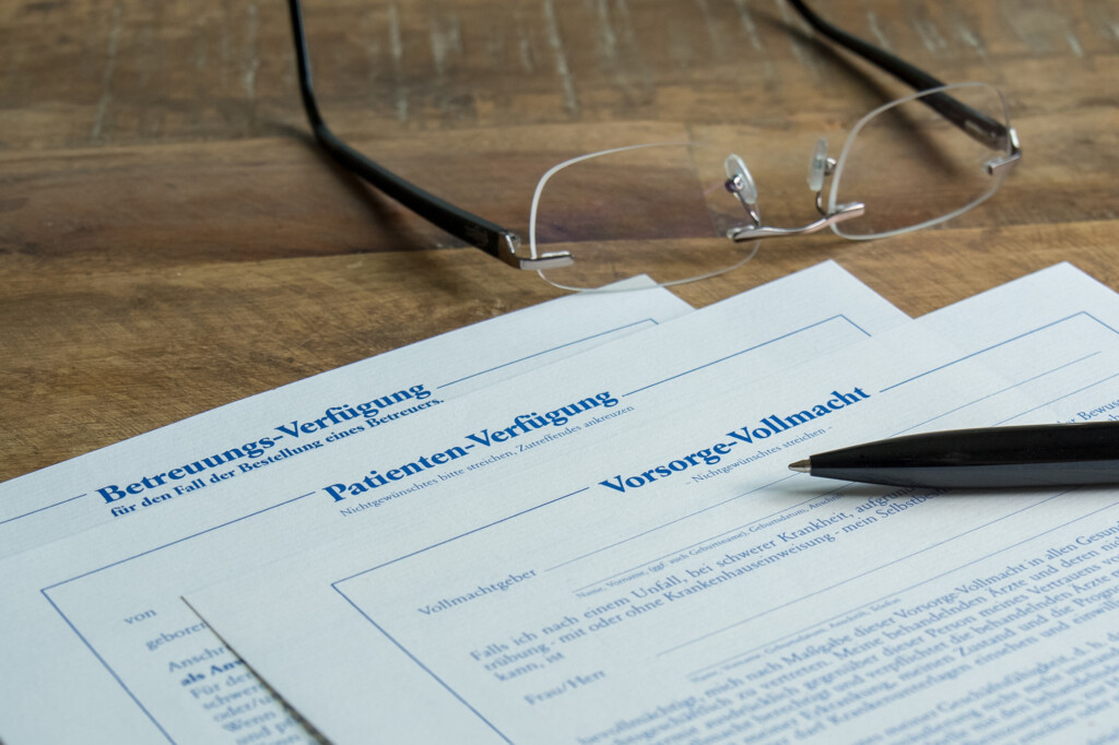 Sterbehilfe: wichtiges Dokument: Eine Patientenverfügung | Liegt auf dem Tisch.