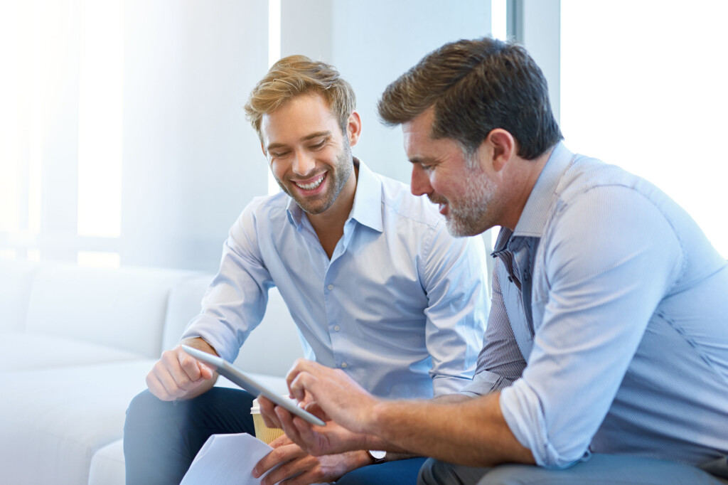 Zwei Männer im casual Business Outfit im fröhlichen Gespräch