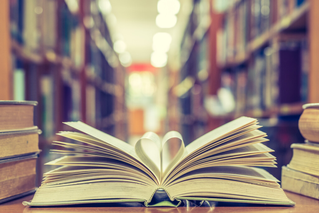 Lernen, lesen | Aufgeschlagenes Buch in Bibliothek