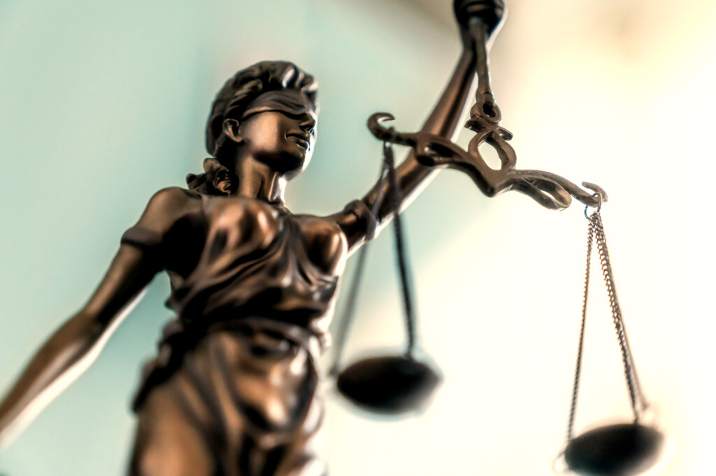 Jusitizia, Recht und Paragraphen