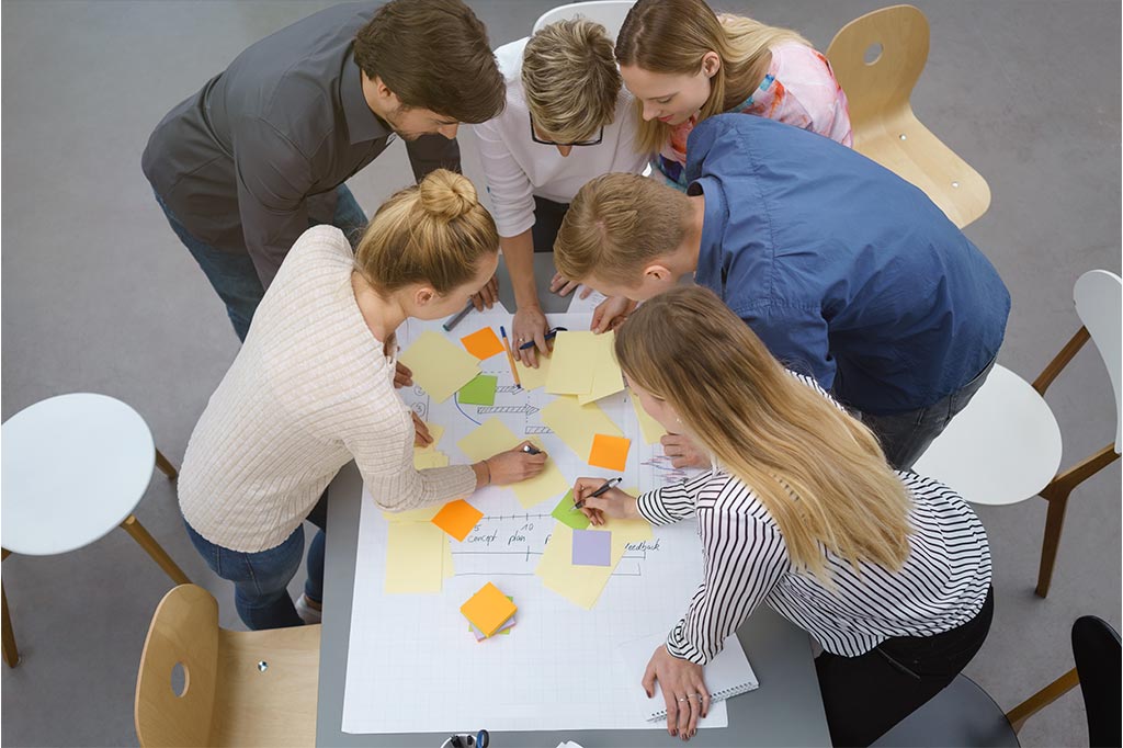 Teamwork, Gruppe von Menschen arbeitet zusammen.