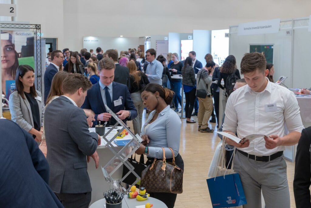Aussteller und Besucher auf der Juracon - Jobmesse für Juristen
