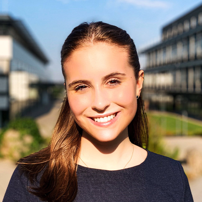 Antonia Baumeister, Autorin mylawguide, IQB Career Services