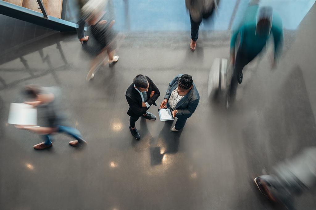 Zwei Menschen im Gespräch - Berufssituation
