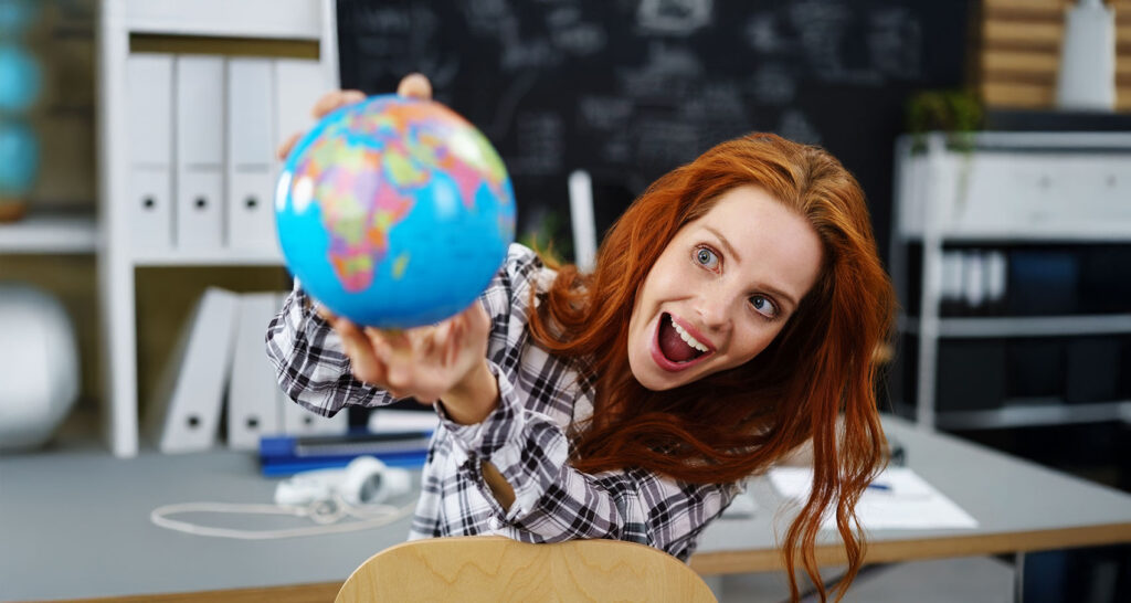Praktikum im Ausland - Jurastudium Australien, Junge Frau mit Globus