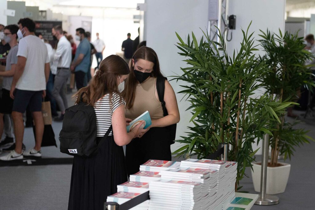 meet@ Jobmesse Uni Campus - Aussteller und Besucher in Messehalle