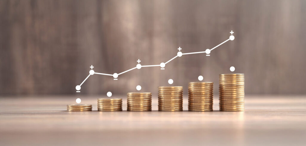 Münzstapel mit nach oben gehender Kurve - Gehaltsentwicklung Akademiker