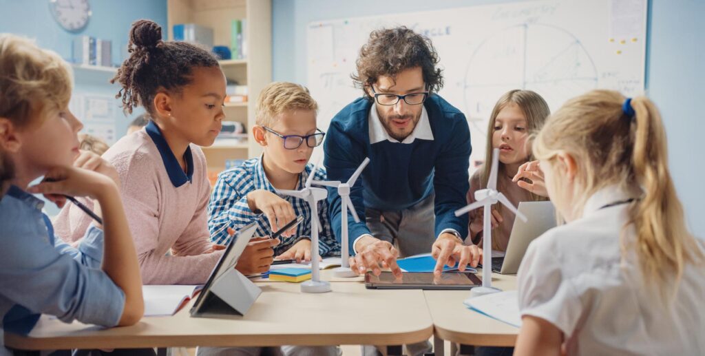 Quereinstieg Lehramt - Junger Lehrer mit Schülergruppe