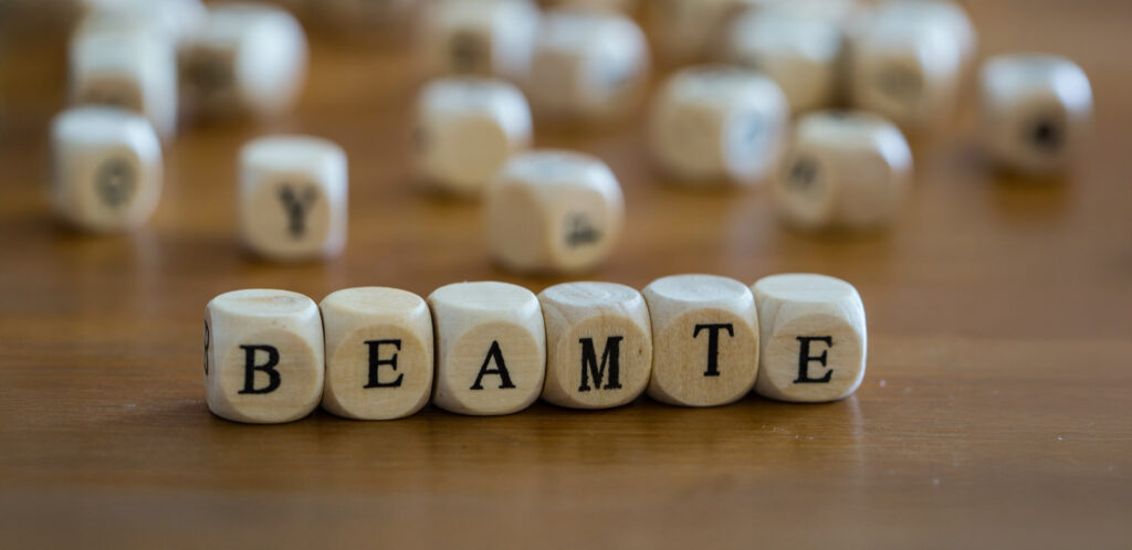 Verbeamtung - Symbolbild mit Buchstabenwürfeln