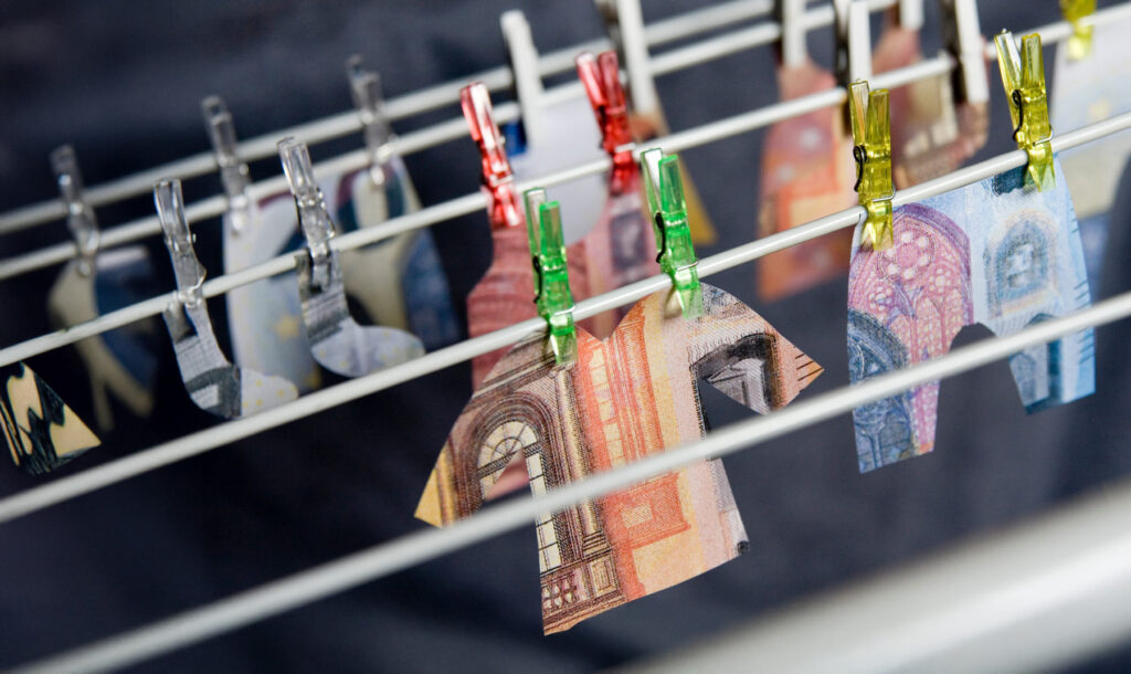 Geldwäsche, Geld hängt auf Wäscheleine - Das neue AML Package