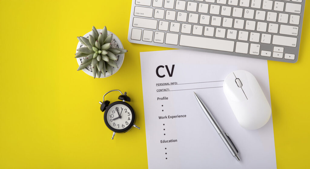 Was ist wichtig im Lebenslauf - Symbolbild Lebenslauf auf Schreibtisch