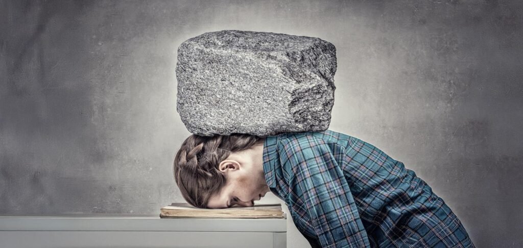 Druck im Jurastudium - Symbilbild Frau, der ein Stein im Nacken liegt